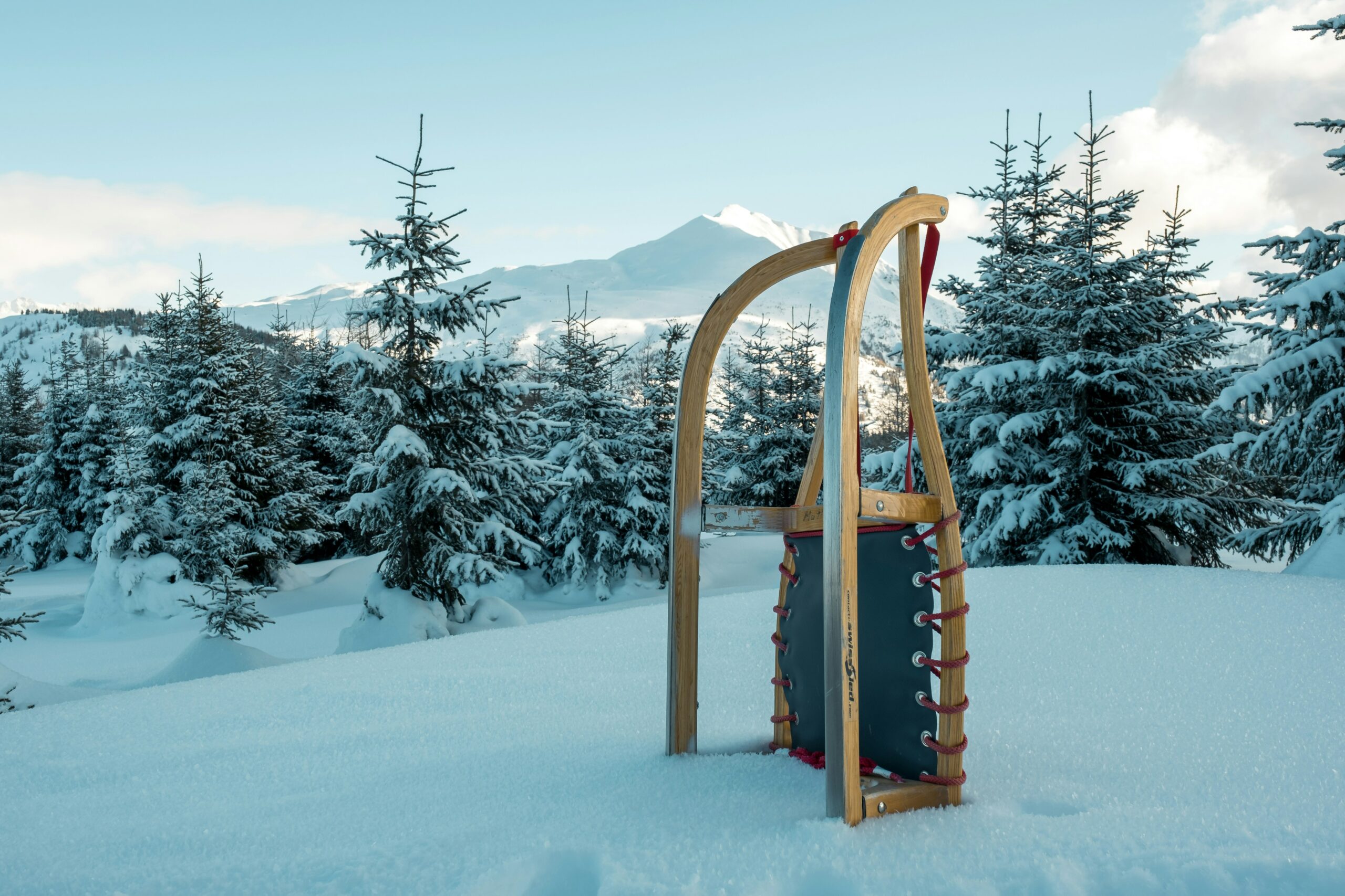 Luge en famille dans la neige à Arc 1800