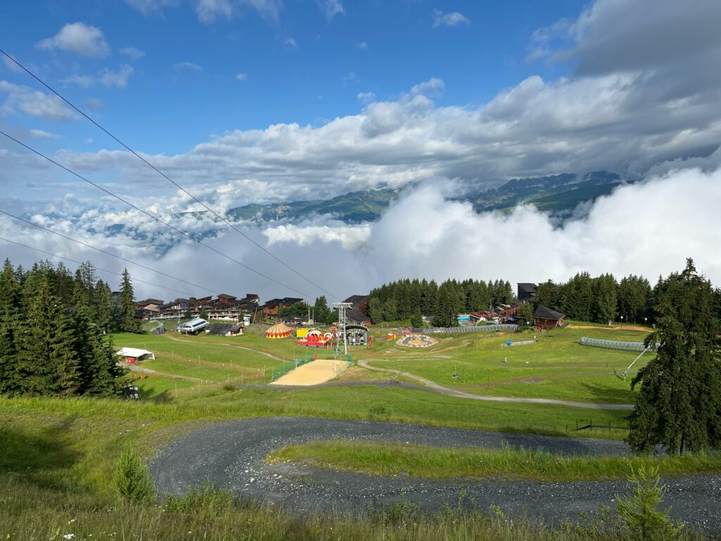 Activités à Arc 1800, parc d'activités estival de la station au-dessus d'une mer de nuages
