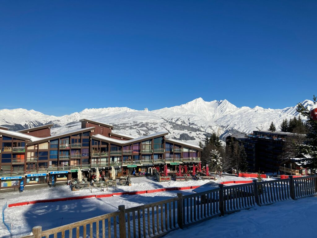 Front de neige animé bordé de commerces et de terrasses
