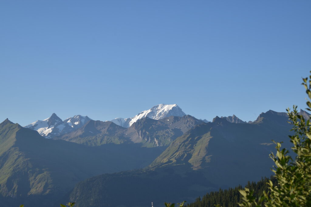 Le sommet du Mont Blanc et sa chaîne sous un ciel bleu profond