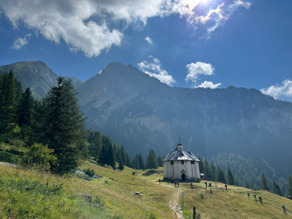 Notre Dame des Vernettes au bord d'un sentier, massif en arrière-plan