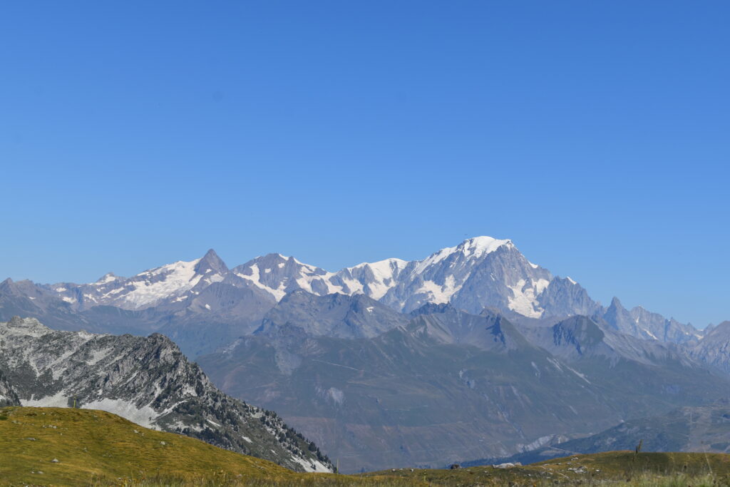 Panorama sur la chaîne du Mont Blanc depuis les alpages