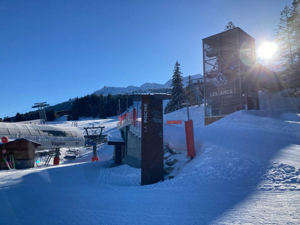 La piscine des Arcs et les premières remontées sous la neige à contre-jour