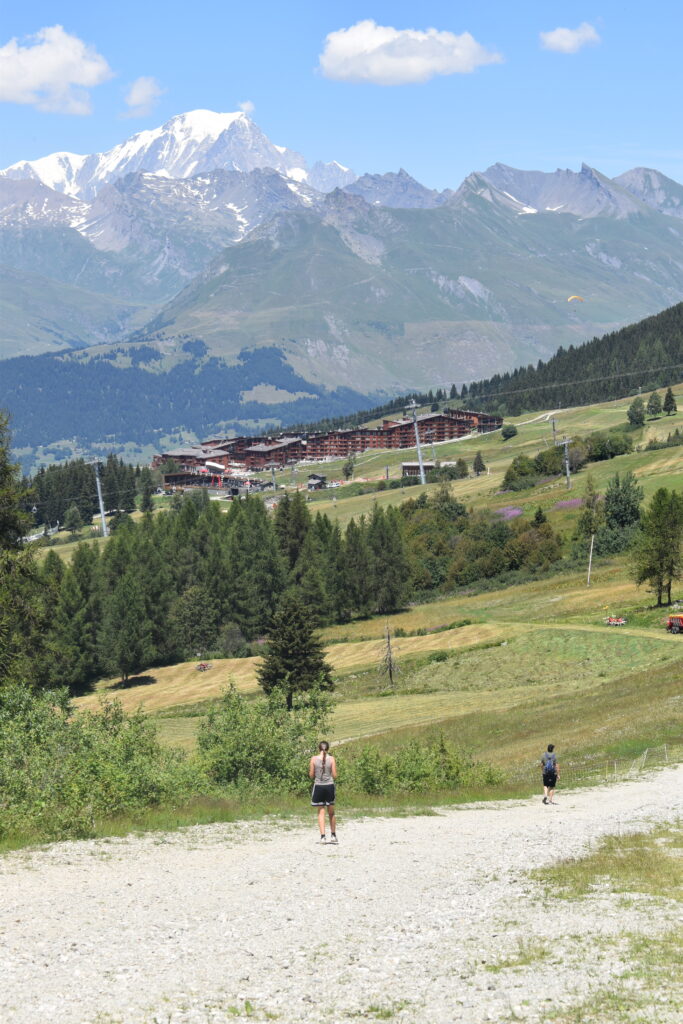 Randonneurs sur un sentier au-dessus de la station, Mont Blanc en fond