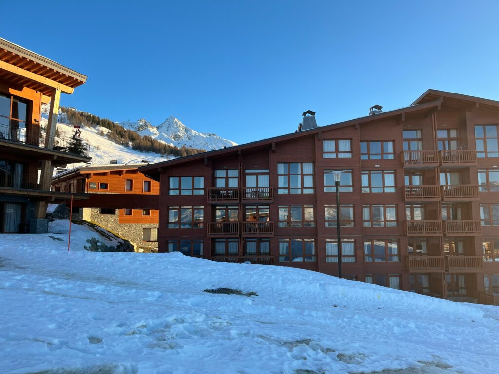 Contact Arc 1800, la résidence Les Monarques et le chalet voisin sous la neige