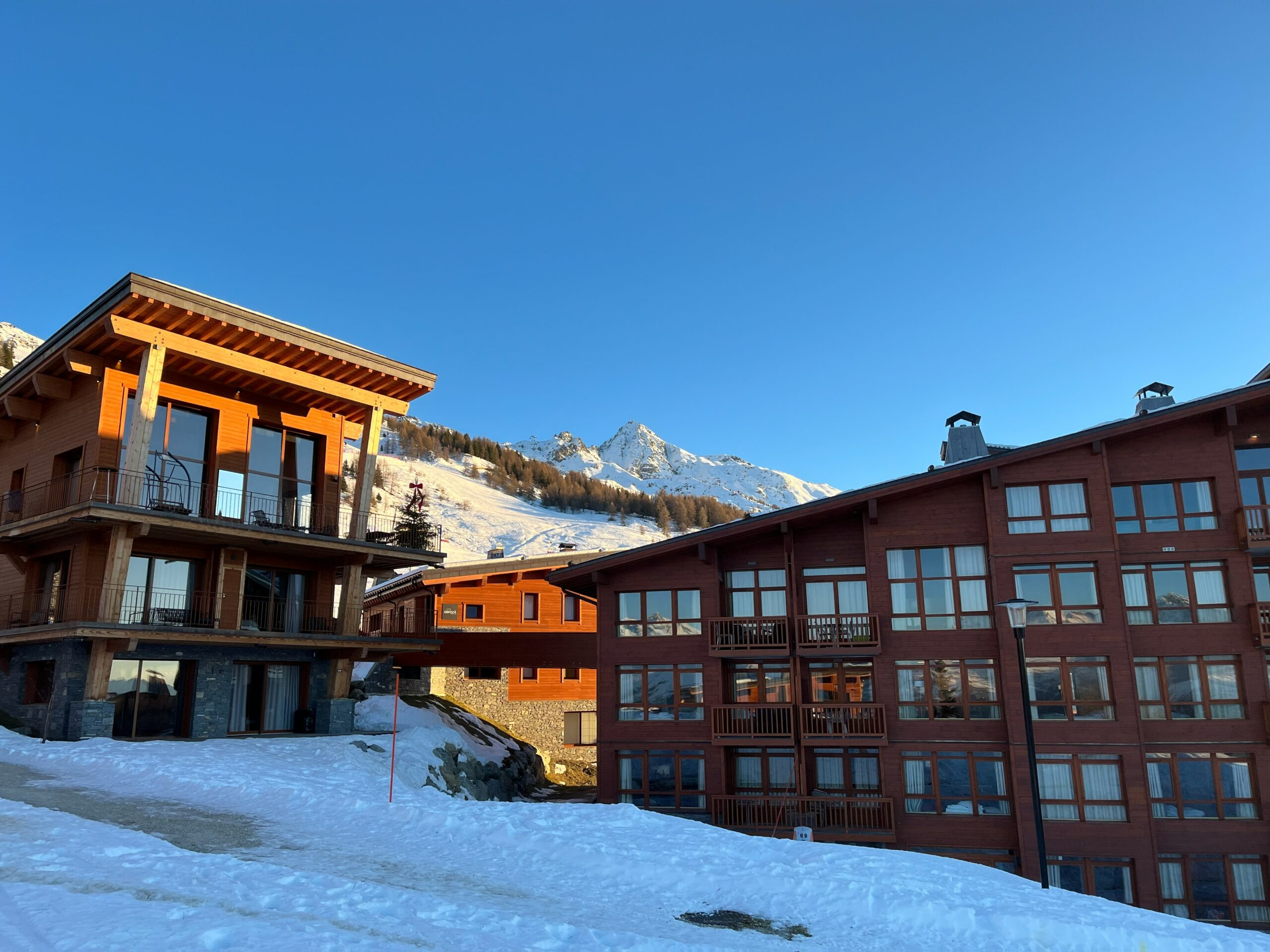 La résidence et le chalet voisin sous la neige