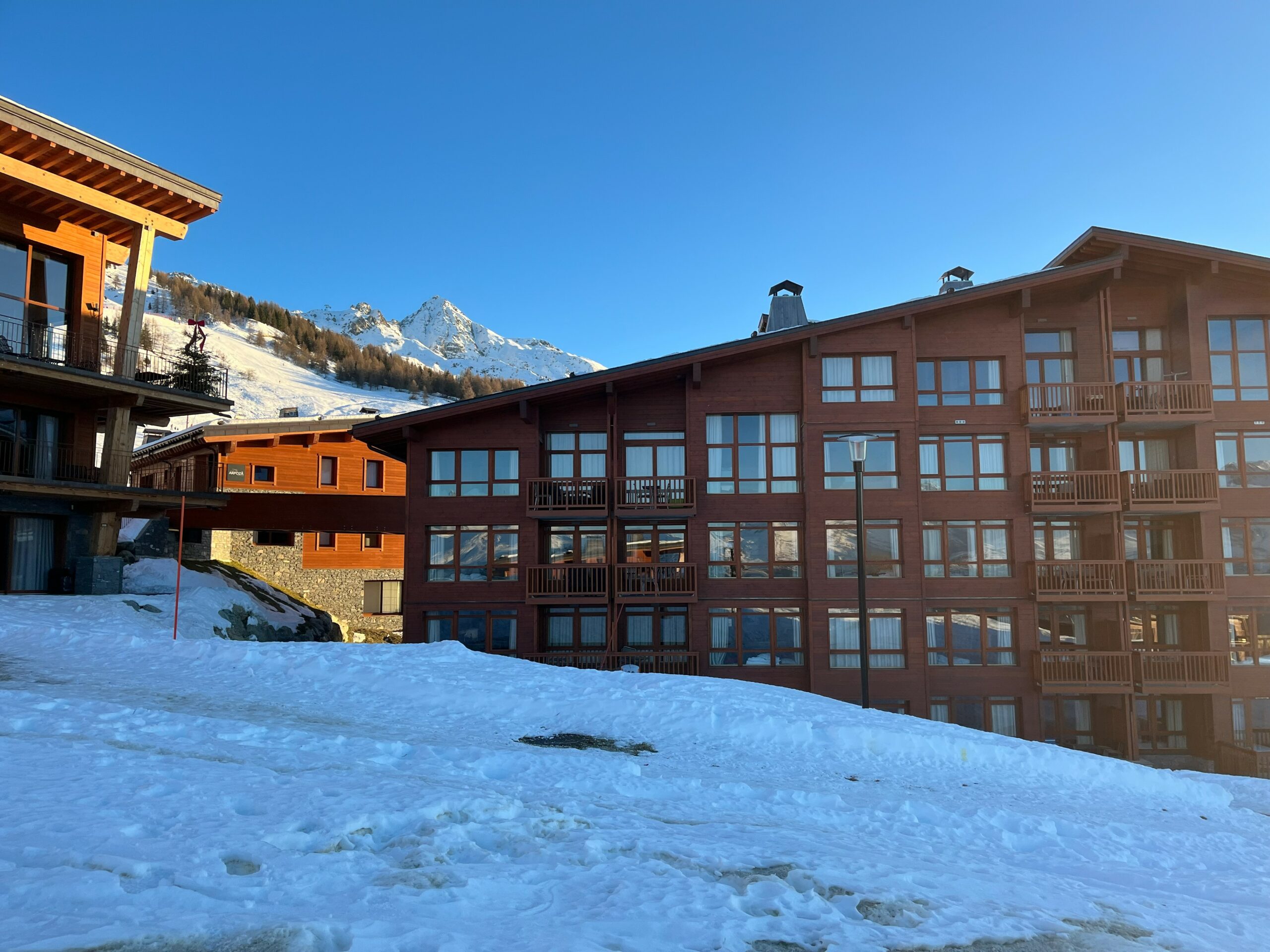 La résidence Les Monarques et le chalet voisin sous la neige