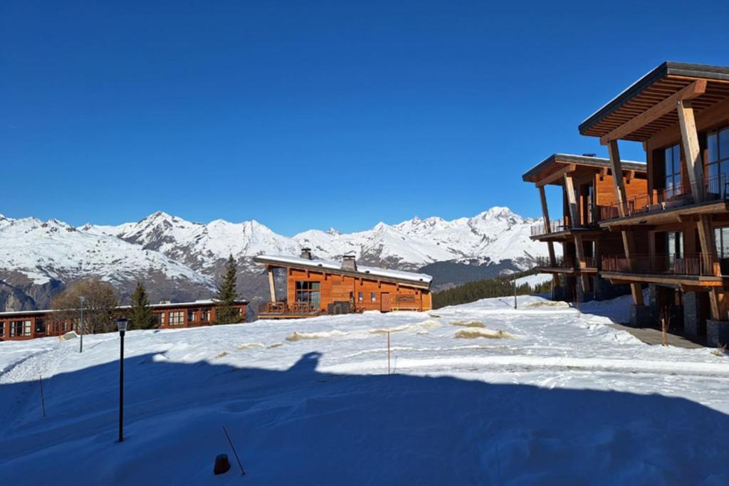 La résidence sous la neige devant les sommets de la Vanoise