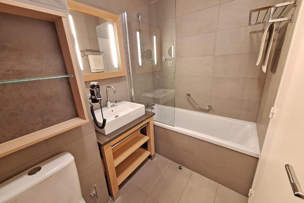 Salle de bain avec baignoire et vasque