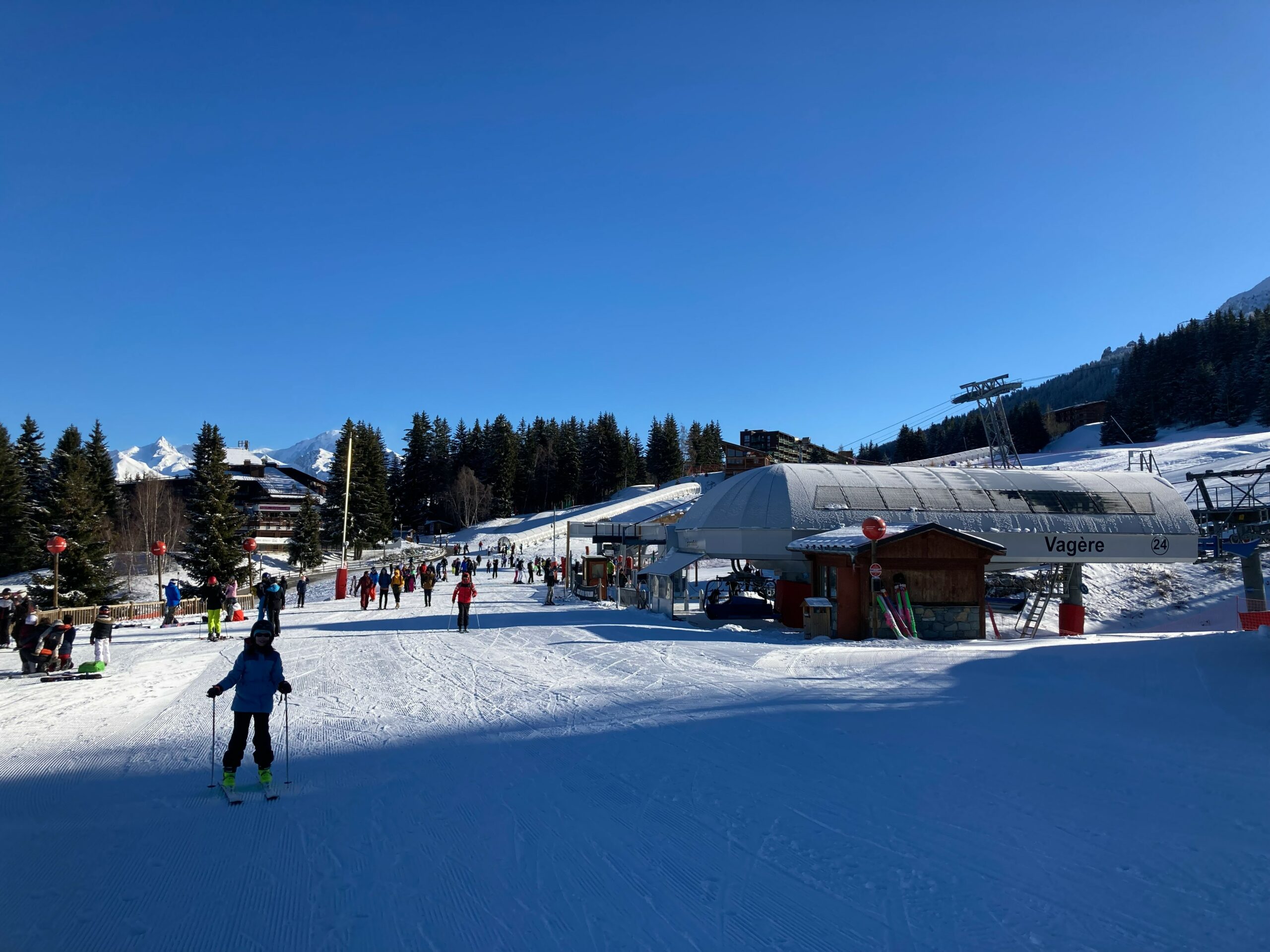 Ski à Arc 1800 - skieurs sur le front de neige au départ des pistes
