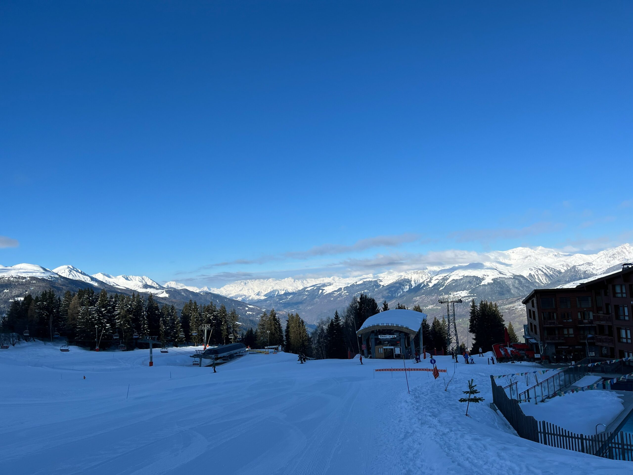 La télécabine Dahu le matin avec la vallée en arrière-plan, vue depuis la sortie de la résidence