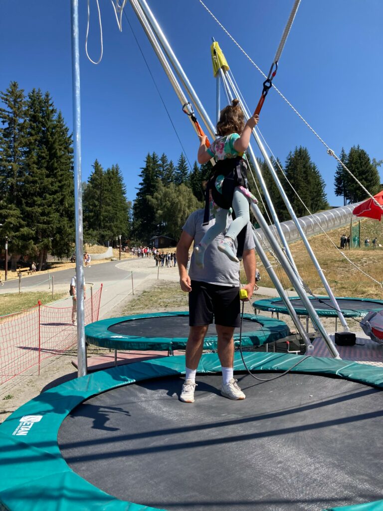 Enfant sur le trampoline élastique de la station