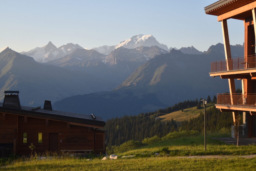 Vue sur le Mont Blanc depuis l'appartement Les Monarques 1004 à Arc 1800, chalets voisins au premier plan